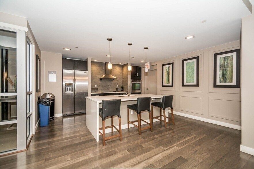 Building Photo - 130 John St