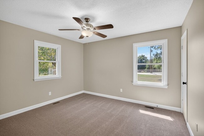 Building Photo - 3 bedroom, 2 bathroom House in Eden!