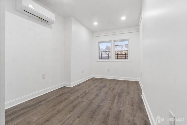 Building Photo - 427 Benner St