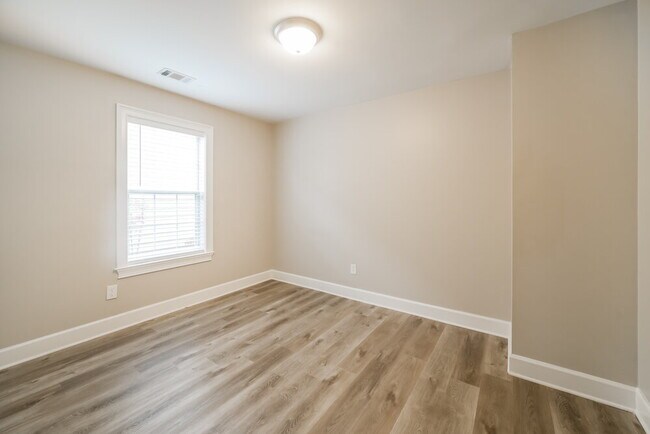 Building Photo - 440 Fairway Ct