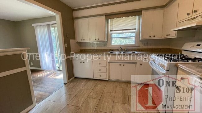 Building Photo - Beautiful 3 Bedroom/ 1.5 Bathroom Home in ...