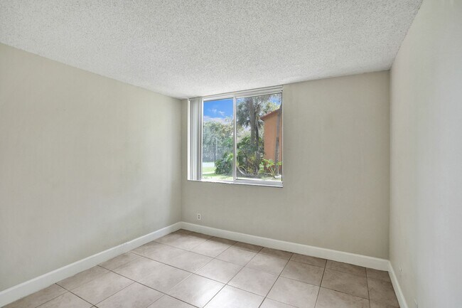 Building Photo - Updated 2 Bed, 2 Bath 1st Floor Condo with Garden Views in Lakes of Jacaranda, Plantation