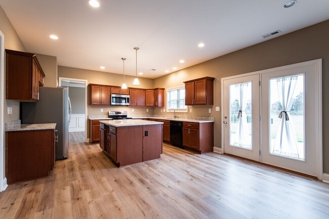 Building Photo - 4 Bedroom 2 Bath in Fisherville!
