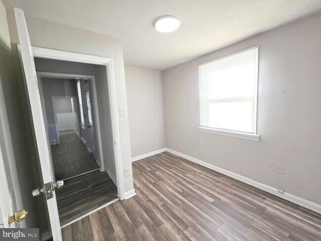 Building Photo - 5526 N Mascher St