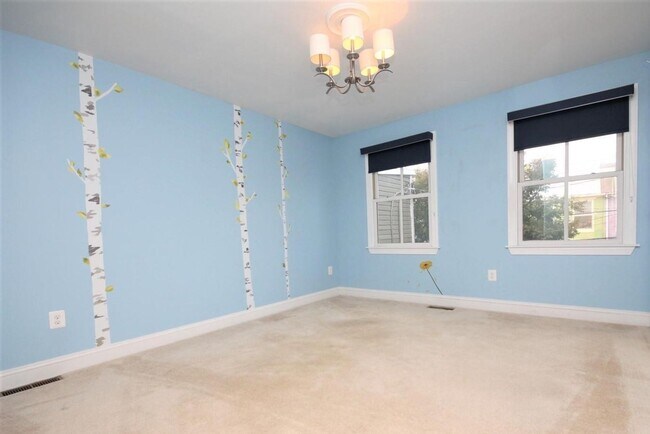 Building Photo - Updated Downtown Frederick Property in prime location available mid August!