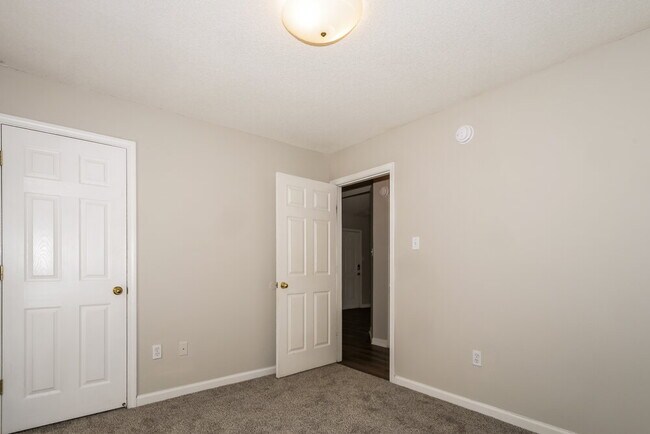 Building Photo - 5378 Russell Dr