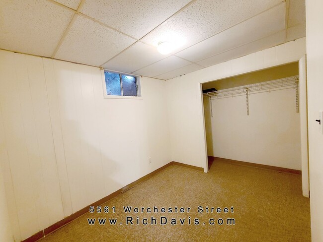 Building Photo - 4 bed, 2 bath house with washer/dryer hook...