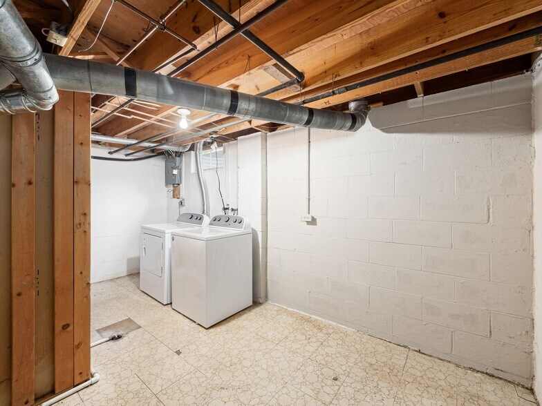 Building Photo - 1766 Willoway Cir S