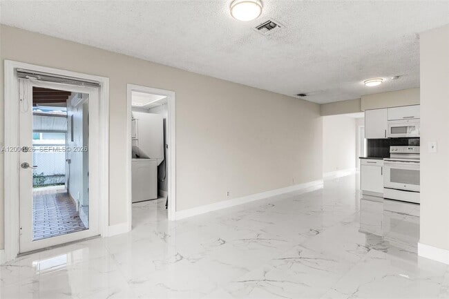 Building Photo - 310 SW 76th Ct