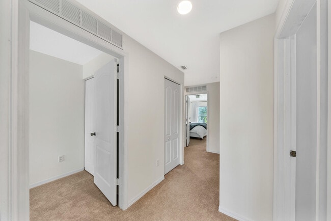 Building Photo - 6086 Seminole Gardens Cir