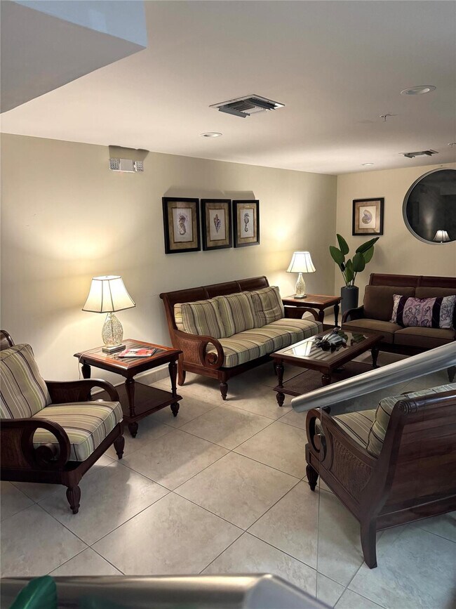 Building Photo - 1009 N Ocean Blvd