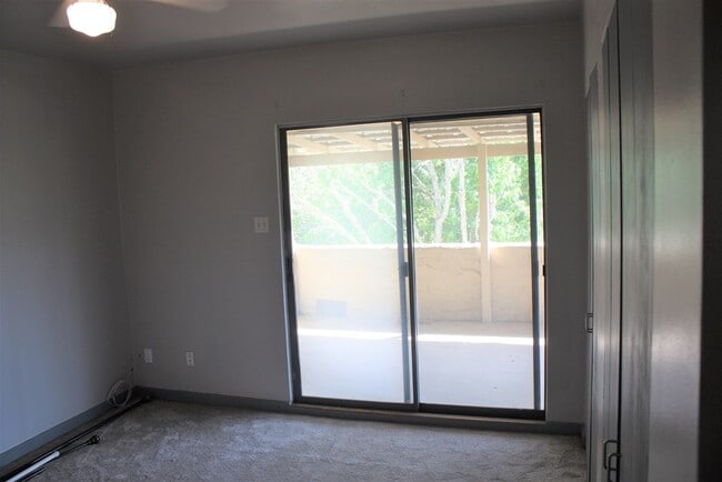 Building Photo - 537 Sand Bend Dr