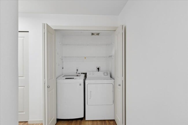 Building Photo - Prime Maple Leaf Bright 2-Bed 2-Bath Corner Condo