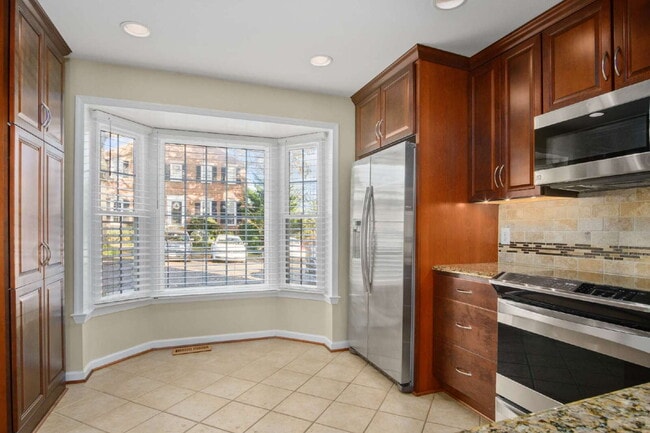 Building Photo - Charming Townhouse: Your New Home Awaits!