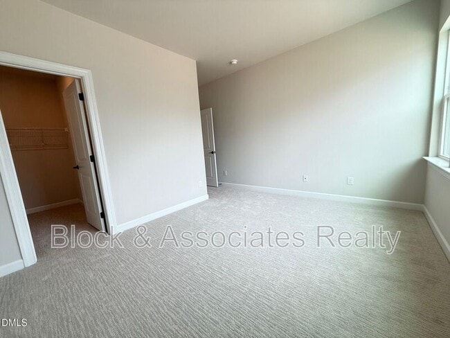 Building Photo - 216 Oak Summit Pl