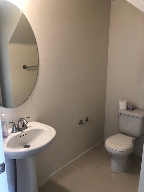 1st floor bathroom - 315 Royal Gln