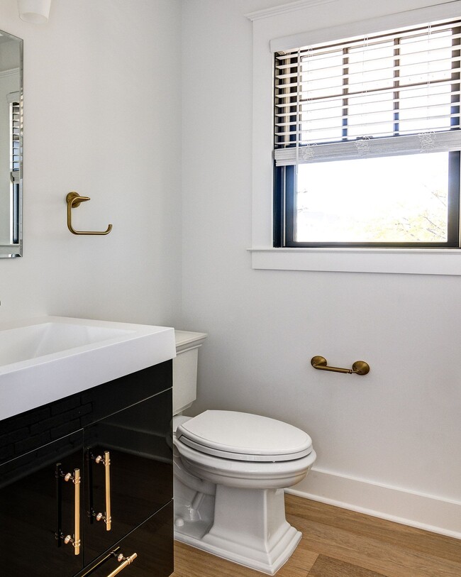 Building Photo - 20 E Redman Ave