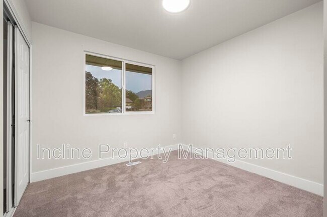 Building Photo - 450 Scenic Dr