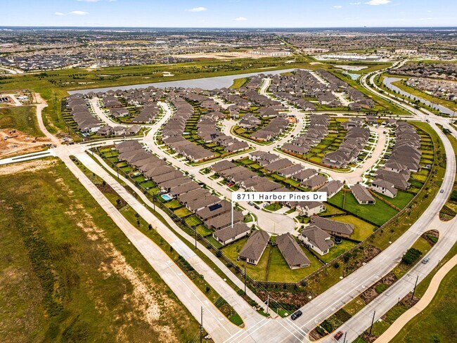 Building Photo - 8711 Hbr Pnes Dr