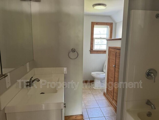 Building Photo - 126 Parsells Ave