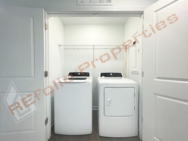 Building Photo - 813 Basswood Gln Trl