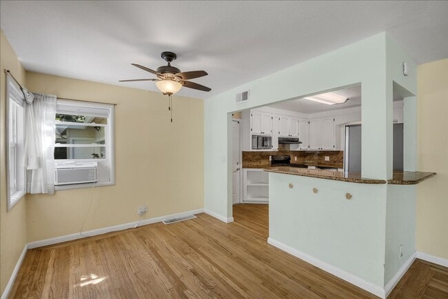 Building Photo - Spacious 3 bed 2 bath home in Mt. Carmel