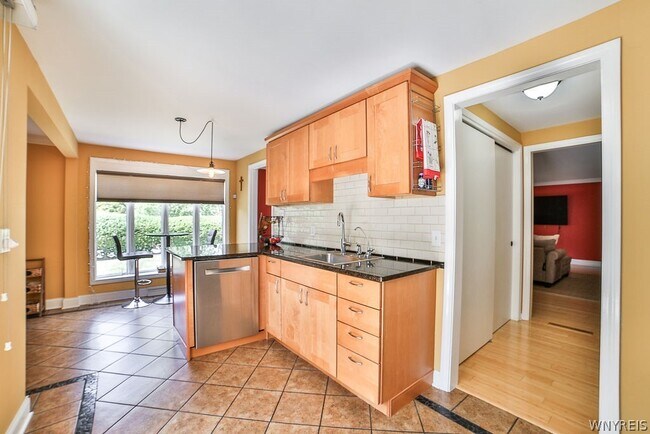 Building Photo - 32 Bernhardt Dr