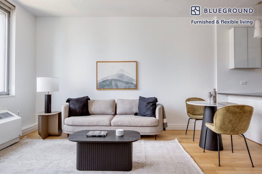 Building Photo - 550 W 54th St