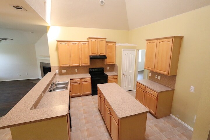 Building Photo - 1000 Warbler Ln