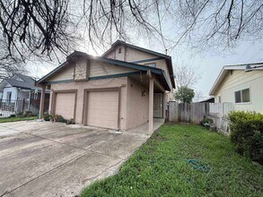 Building Photo - 3 Bedroom 2 Bath in Esparto