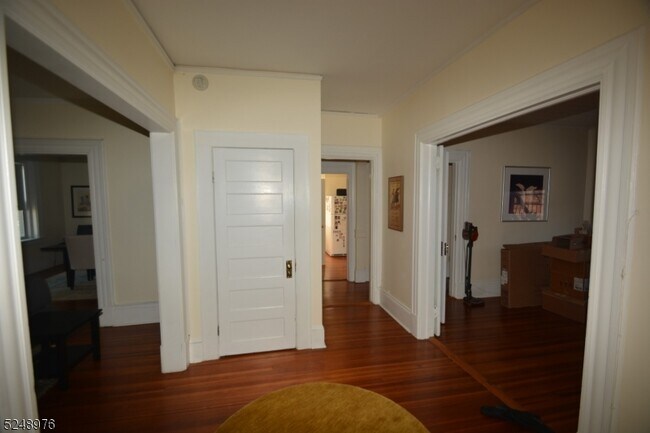 Building Photo - 598 Valley Rd