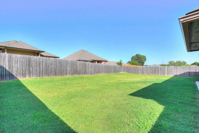 Building Photo - 1713 Pinewood Dr