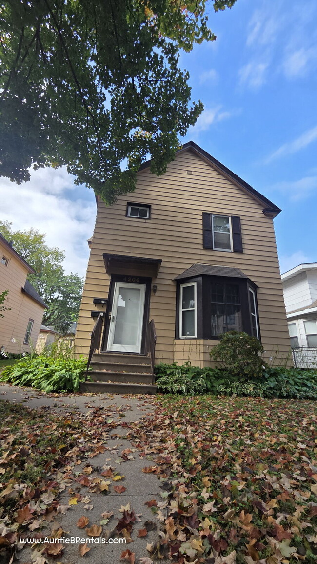 Building Photo - 2 bedroom - Duplex for RENT  Move in Nov 1st