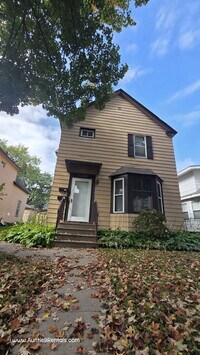 Building Photo - 2 bedroom - Duplex for RENT  Move in Nov 1st