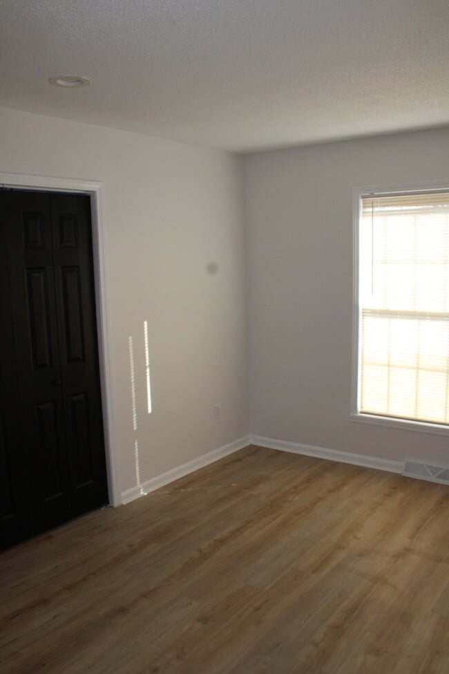 Building Photo - Spacious 5-bedroom, 2.5 full-bath home located in Shawnee, KS