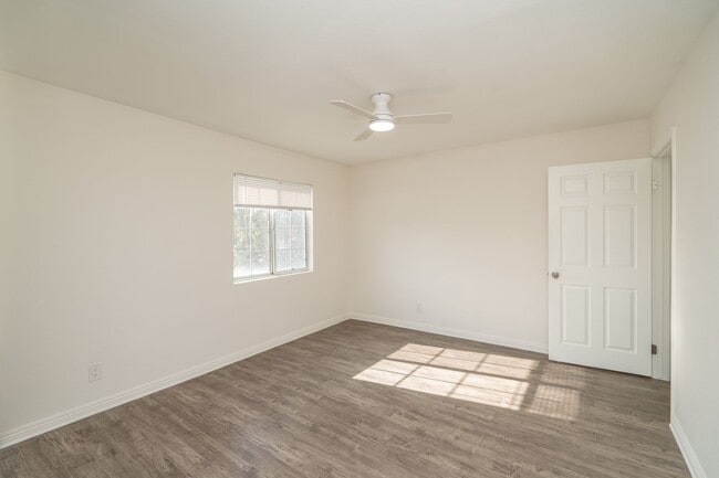 Building Photo - COZY 2 BED 1 BATH UPSTAIRS UNIT