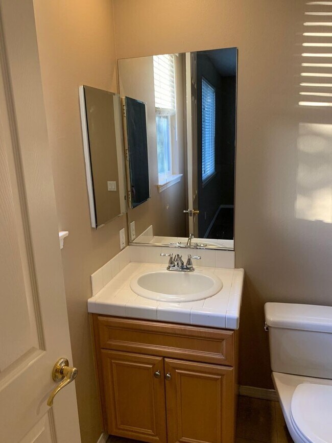 Building Photo - $1,000 Off First month's Rent - Lovely hom...