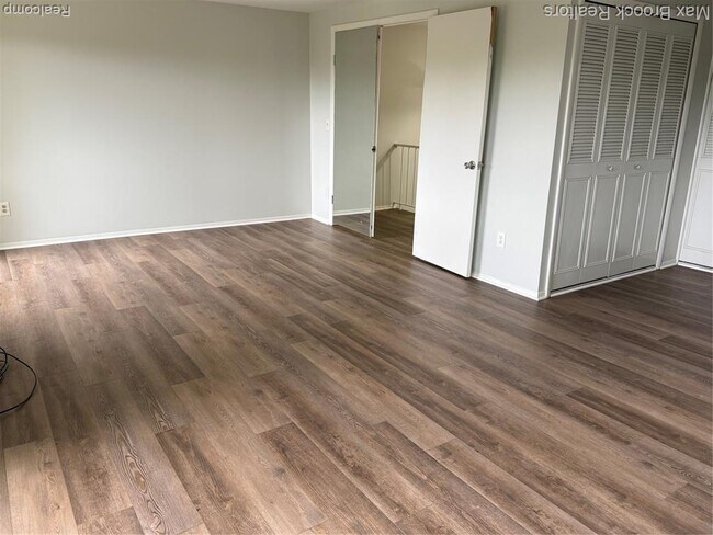 Building Photo - 7422 Azalea Ct