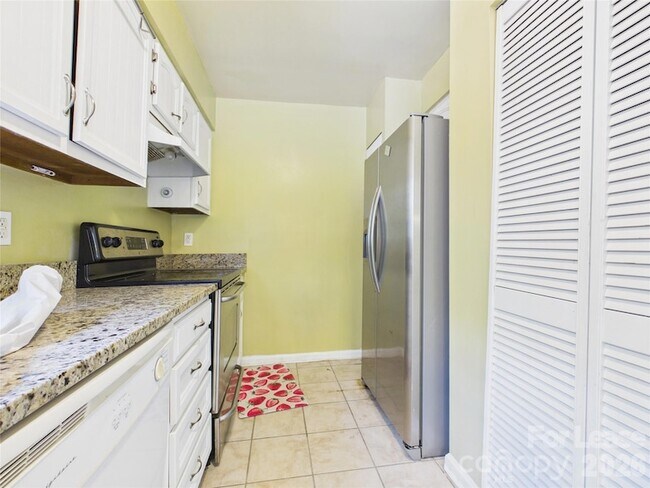 Building Photo - 8811 Hunter Ridge Dr