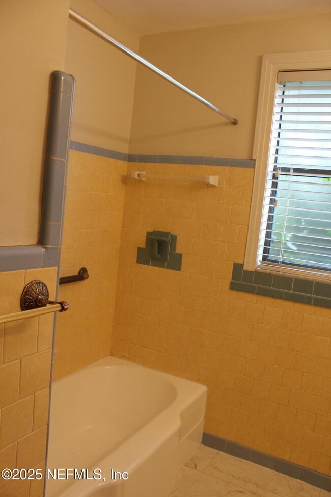 Building Photo - 1391 River Hills Ct