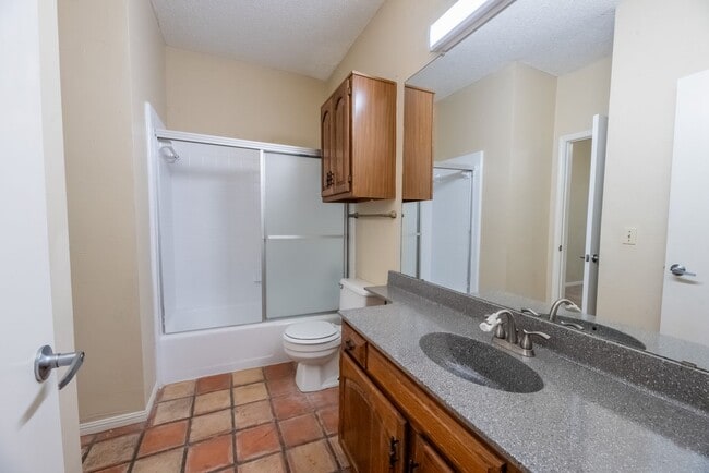 Building Photo - Robbins Place #208