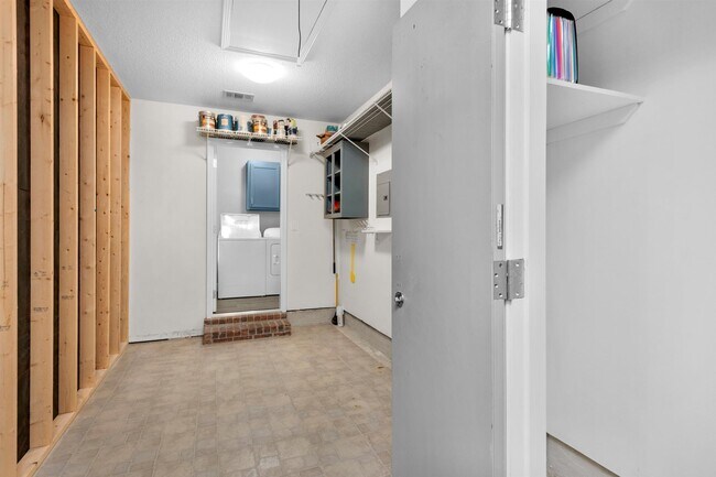 Building Photo - 2642 Barefoot Creek Cir