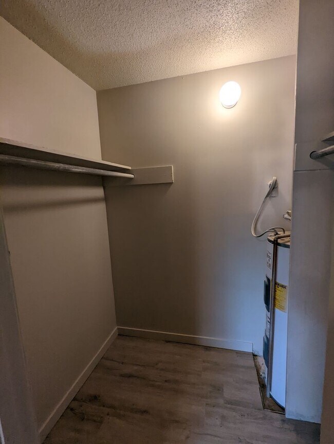 Building Photo - Upstairs 2 Bedroom Apartment