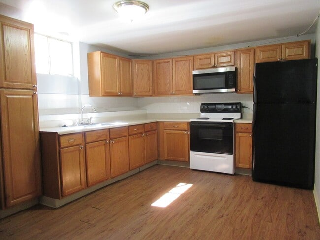 Primary Photo - Spacious 3 bed/1 bath basement unit availa...