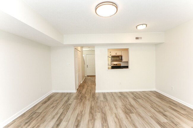 Building Photo - WILLIAMSBURG 2 Bedroom 1.5 Bath Townhome