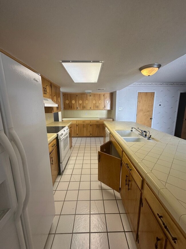 Building Photo - 2 Bed Brick House! Golf Course View!