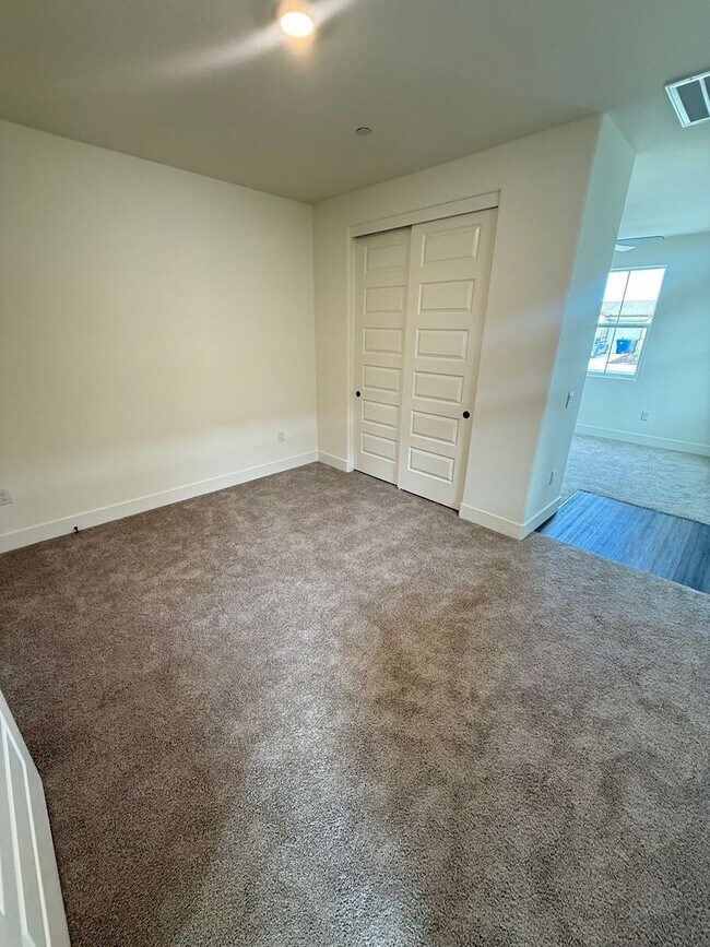 Building Photo - Stunning New-Construction two-story home 5bed 3bath