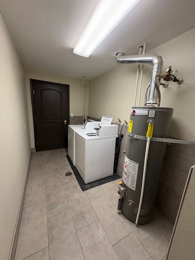 Building Photo - 2 Bedroom Apartment in Holladay!