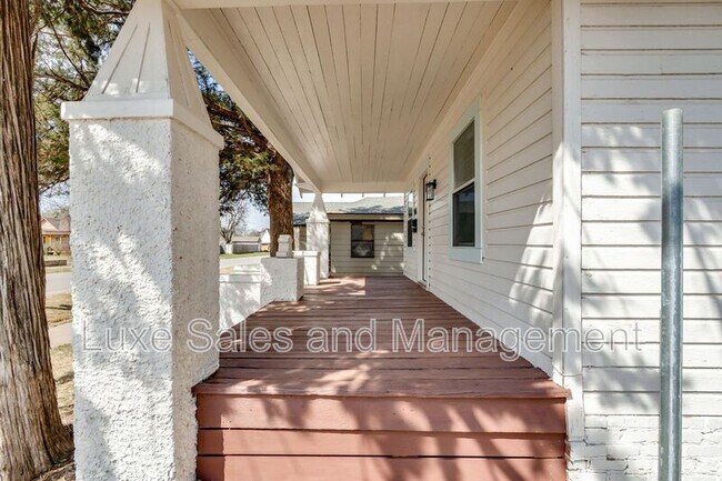 Building Photo - 905 E Rogers St