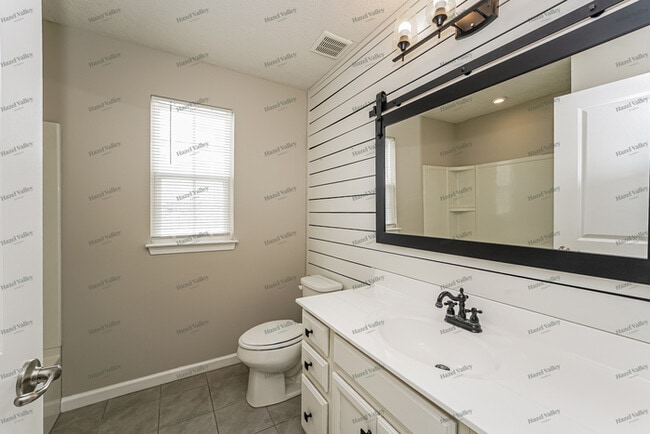 Building Photo - 1604 Crescent Dr